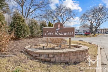 Lake Briarwood subdivision in Arlington Heights, IL