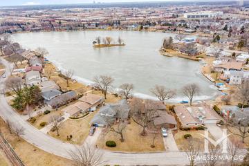Lake Briarwood subdivision in Arlington Heights, IL