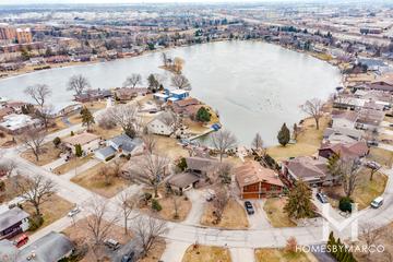 Lake Briarwood subdivision in Arlington Heights, IL