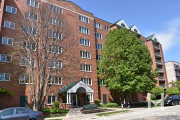 Towne Centre building in Des Plaines, IL