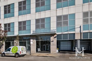 Wells Street Tower building in the Loop neighborhood of Chicago, IL
