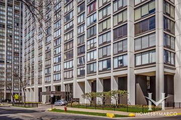 Edgewater Plaza building in the Edgewater neighborhood of Chicago, IL