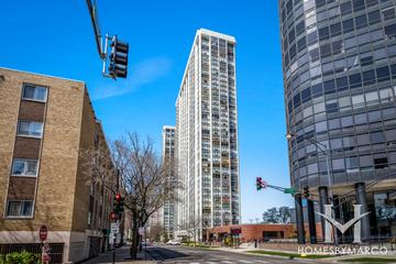 Edgewater Plaza building in the Edgewater neighborhood of Chicago, IL