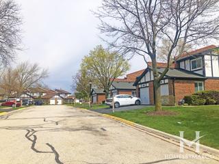 Roundtree Commons subdivision in Elk Grove Village, IL