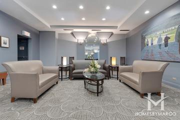 El Lago building in the Edgewater neighborhood of Chicago, IL