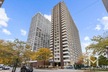 El Lago building in the Edgewater neighborhood of Chicago, IL