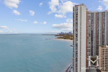 El Lago building in the Edgewater neighborhood of Chicago, IL