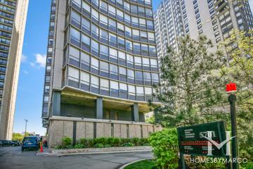 Hollywood Towers building in the Edgewater neighborhood of Chicago, IL