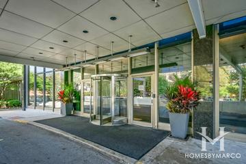 Hollywood Towers building in the Edgewater neighborhood of Chicago, IL