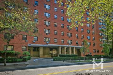 Surfside building in the Edgewater neighborhood of Chicago, IL