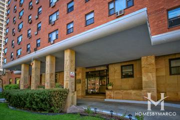 Surfside building in the Edgewater neighborhood of Chicago, IL