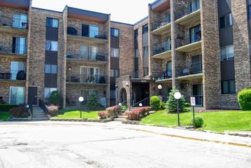 Lakeside Villas subdivision in Mount Prospect, IL