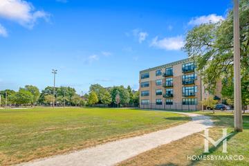 Altgeld Commons building in the Lincoln Park neighborhood of Chicago, IL