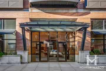 Lincoln Park Commons building in the Lincoln Park neighborhood of Chicago, IL