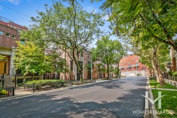 Maud Court building in the Lincoln Park neighborhood of Chicago, IL