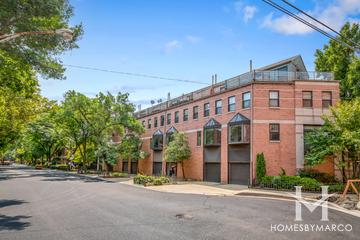 Maud Court building in the Lincoln Park neighborhood of Chicago, IL