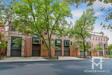Maud Court building in the Lincoln Park neighborhood of Chicago, IL