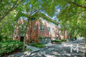Tamerlane building in the Lincoln Park neighborhood of Chicago, IL