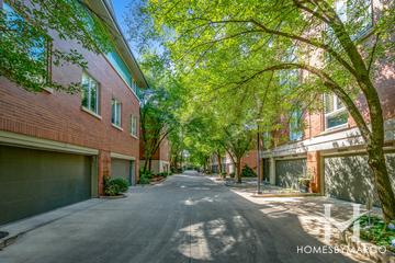 Tamerlane building in the Lincoln Park neighborhood of Chicago, IL