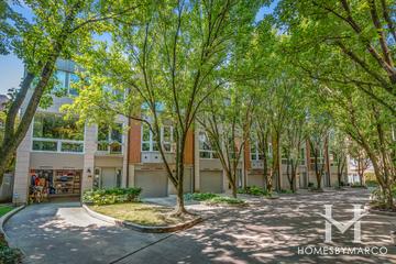 Tamerlane building in the Lincoln Park neighborhood of Chicago, IL