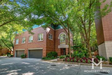 Tamerlane building in the Lincoln Park neighborhood of Chicago, IL