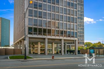 Commonwealth Plaza building in the Lincoln Park neighborhood of Chicago, IL