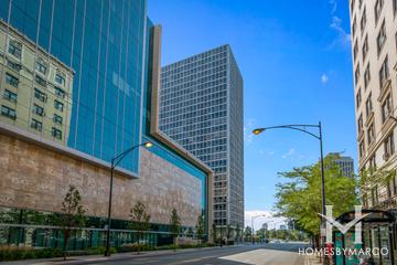 Commonwealth Plaza building in the Lincoln Park neighborhood of Chicago, IL