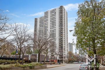 Cummings House building in the Old Town neighborhood of Chicago, IL