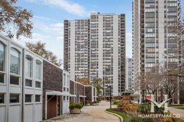 Cummings House building in the Old Town neighborhood of Chicago, IL