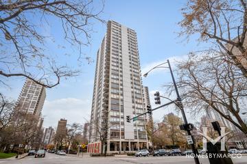 Cummings House building in the Old Town neighborhood of Chicago, IL