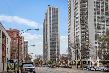 James House building in the Old Town neighborhood of Chicago, IL