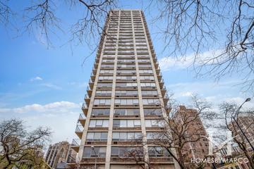 Lowell House building in the Gold Coast neighborhood of Chicago, IL