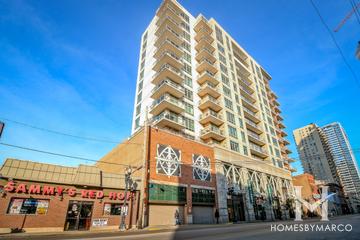 Venetian building in the Old Town neighborhood of Chicago, IL