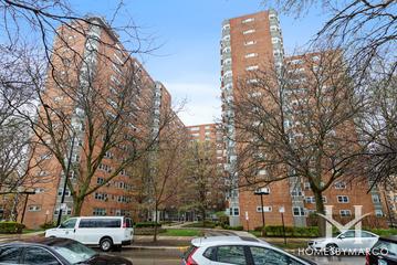 Shoreline Park building in the Uptown neighborhood of Chicago, IL
