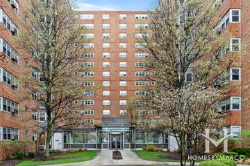 Shoreline Park building in the Uptown neighborhood of Chicago, IL