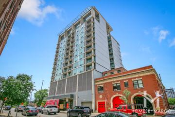 Platinum Tower building in the West Loop neighborhood of Chicago, IL