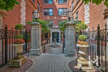 Roslyn Place building in the Lincoln Park neighborhood of Chicago, IL