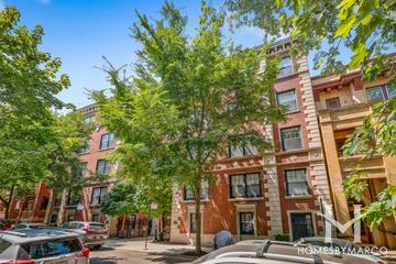 Roslyn Place building in the Lincoln Park neighborhood of Chicago, IL