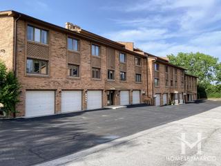 Braemoor subdivision in Burr Ridge, IL