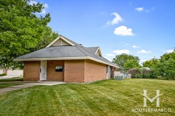 Glendale Lakes subdivision in Glendale Heights, IL