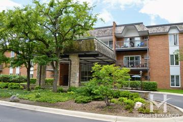 Photos of Westbrook West building in Downers Grove, IL