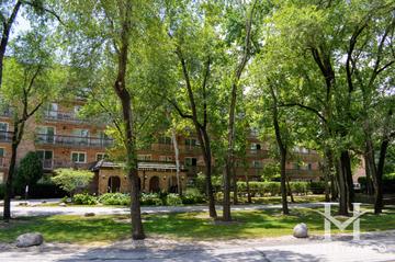 Lake In The Woods building in Downers Grove, IL