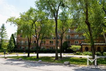 Lake In The Woods building in Downers Grove, IL