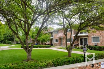 Woodglen subdivision in Glen Ellyn, IL