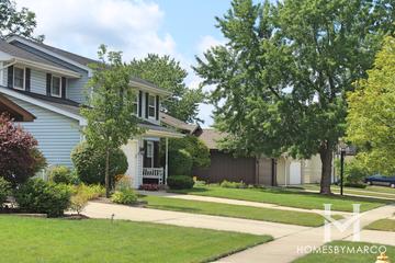 Briarcliffe Knolls subdivision in Wheaton, IL