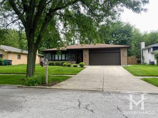 Farmingdale Cove subdivision in Westmont, IL