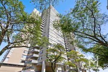 Shoreline Towers building in the Edgewater neighborhood of Chicago, IL