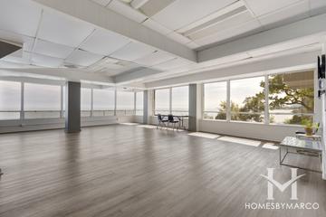 Shoreline Towers building in the Edgewater neighborhood of Chicago, IL