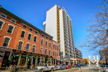 Neapolitan building in the Old Town neighborhood of Chicago, IL
