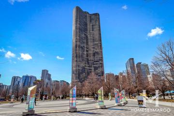 Lake Point Tower building in the Streeterville neighborhood of Chicago, IL